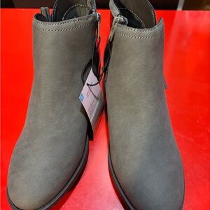 Serra women’s Gray Ankle Boots